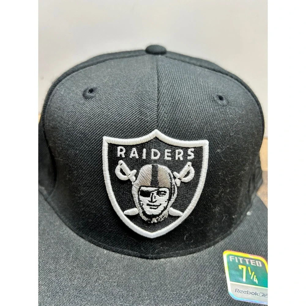 Reebok Las Vegas Raiders NFL Fitted‎ Baseball Cap Size 7 1/4 Black White